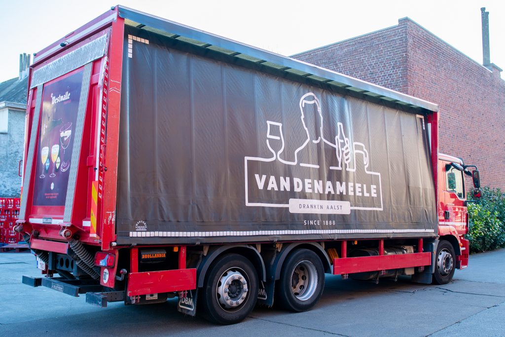 Vrachtwagen van Dranken Vandenameele vertrekt met drankenlevering naar een groothandelklant