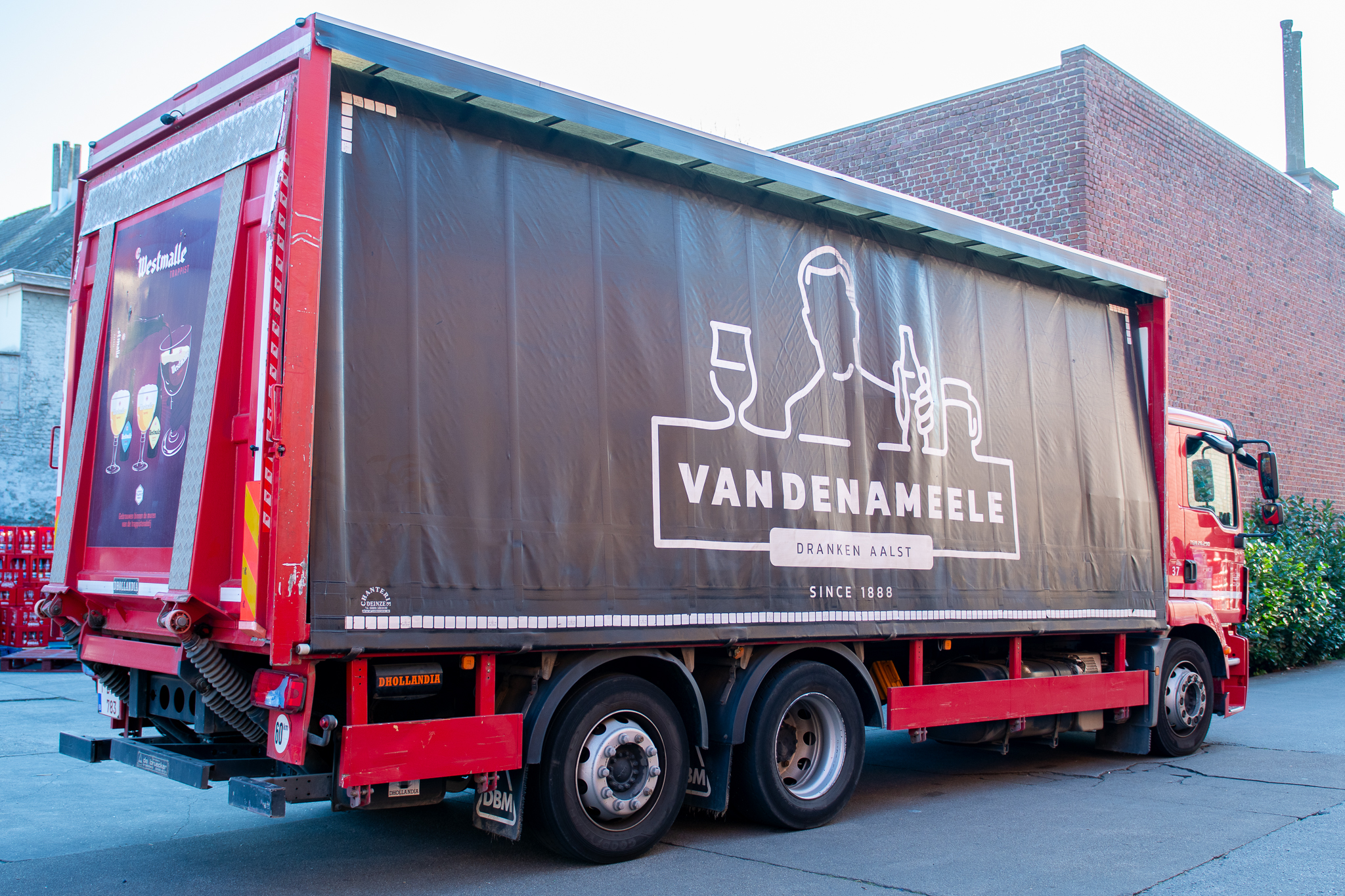 Vrachtwagen van Dranken Vandenameele vertrekt met drankenlevering naar een groothandelklant